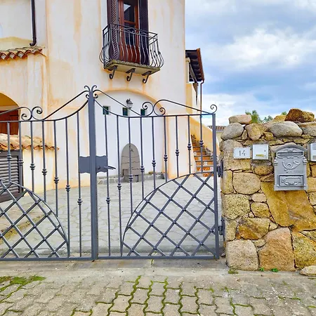 Prázdninový dům Mike House- Con Balcone A Sos Alinos Orosei